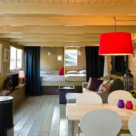 Botel Houseboat Prince-avalon